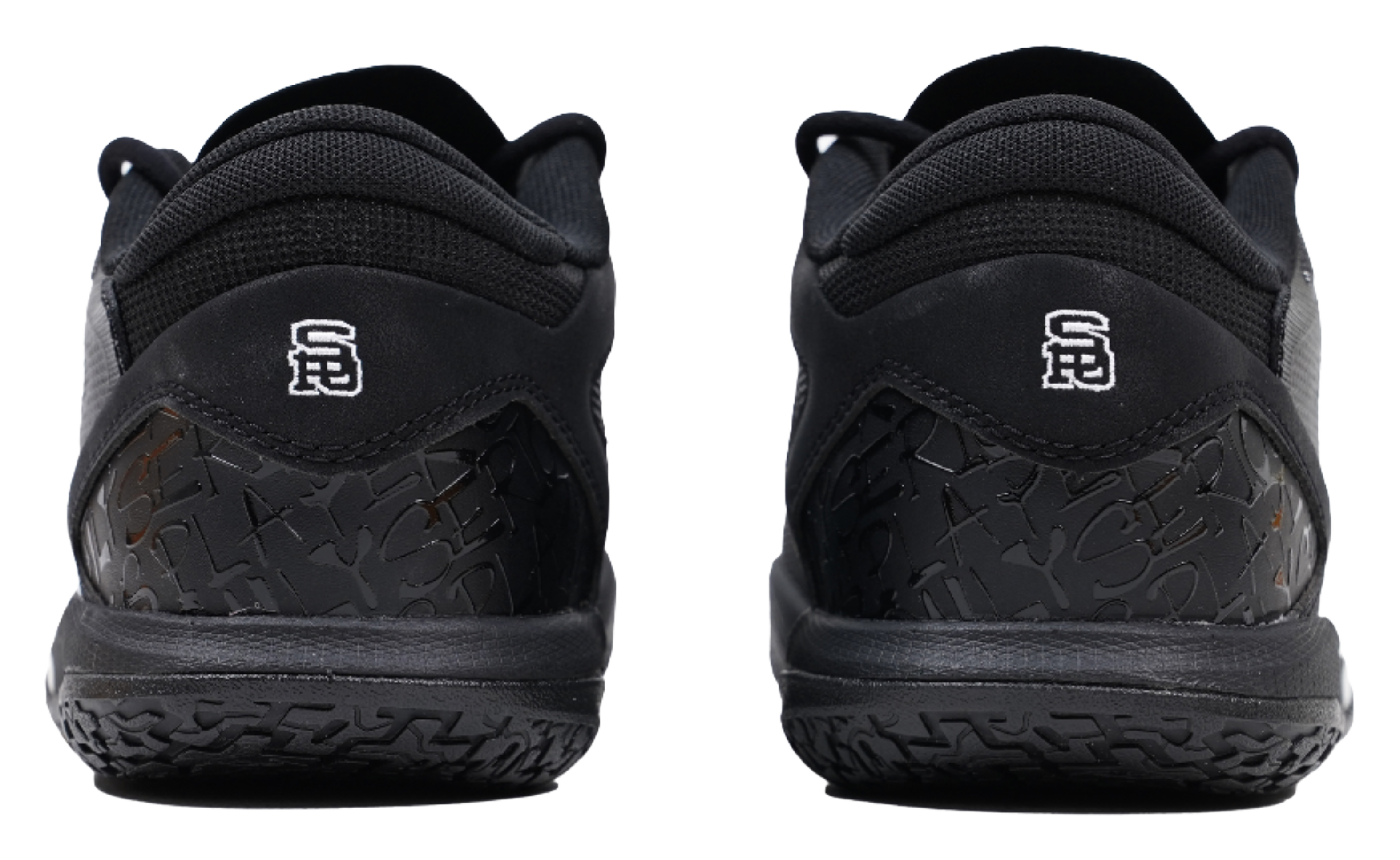 Low-top basketball shoes, black heel with logo patch and textured tread outsole