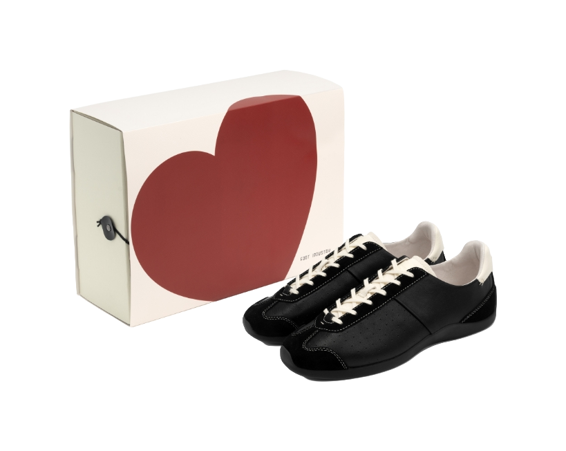 Low-top black trainers with antique white laces and gift box set