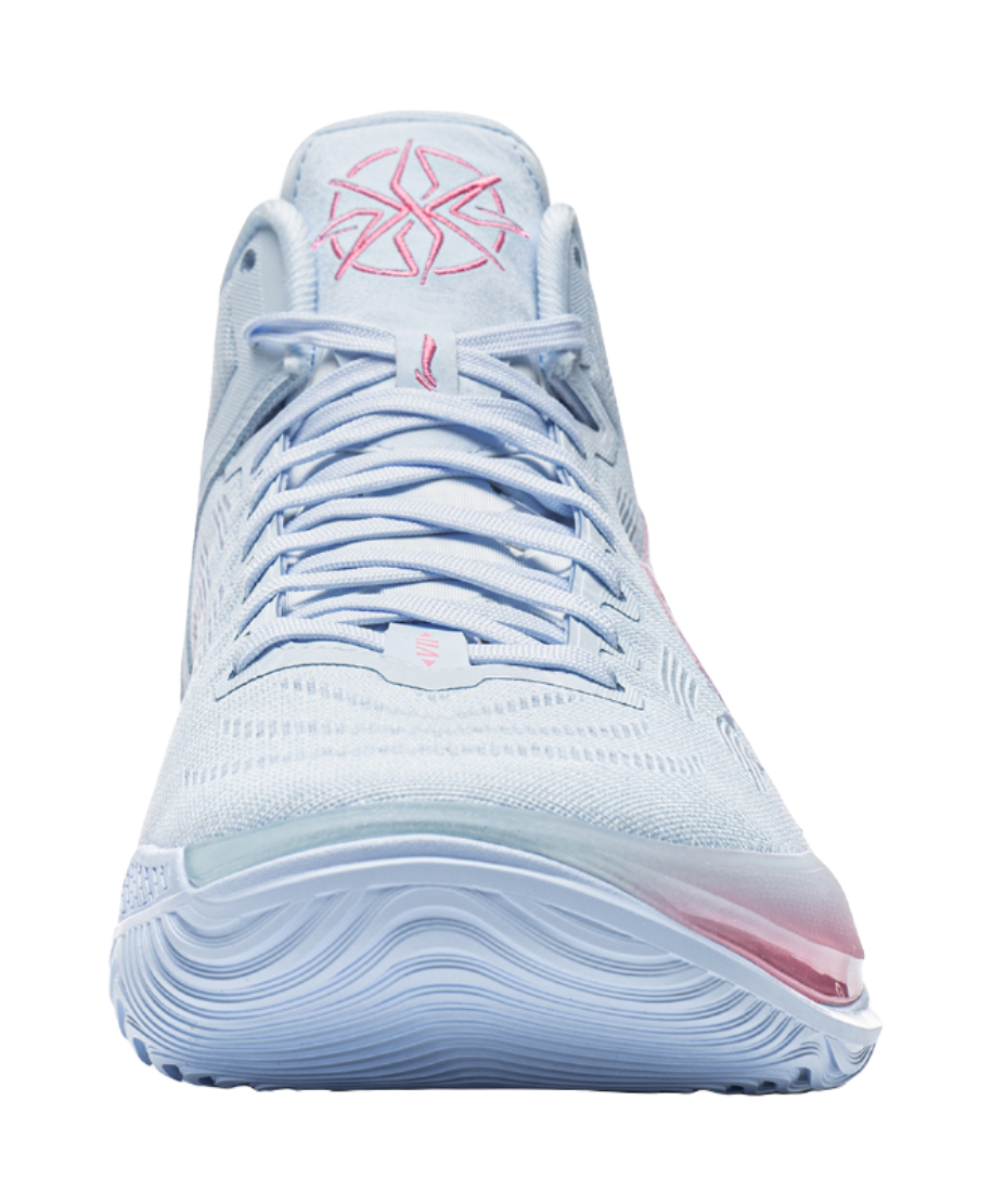 Men's low-top basketball shoe, light blue upper with lace-up and pink logo detail