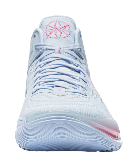 Men's low-top basketball shoe, light blue upper with lace-up and pink logo detail