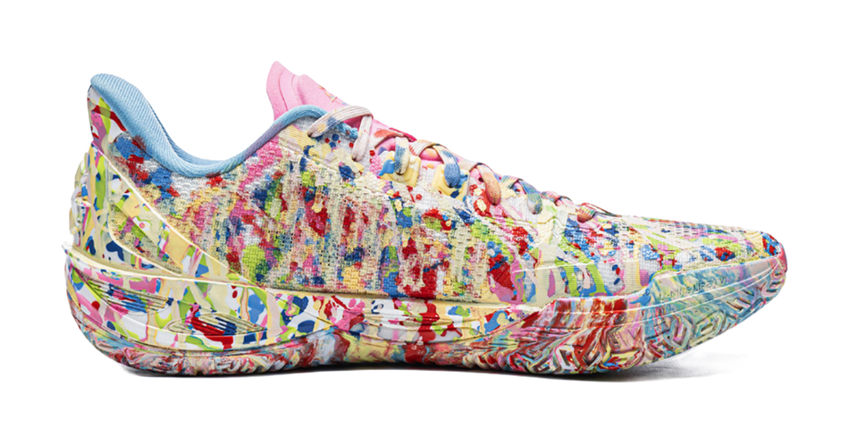 Low-top basketball shoes in multicolor speckled pattern with pink lace accents