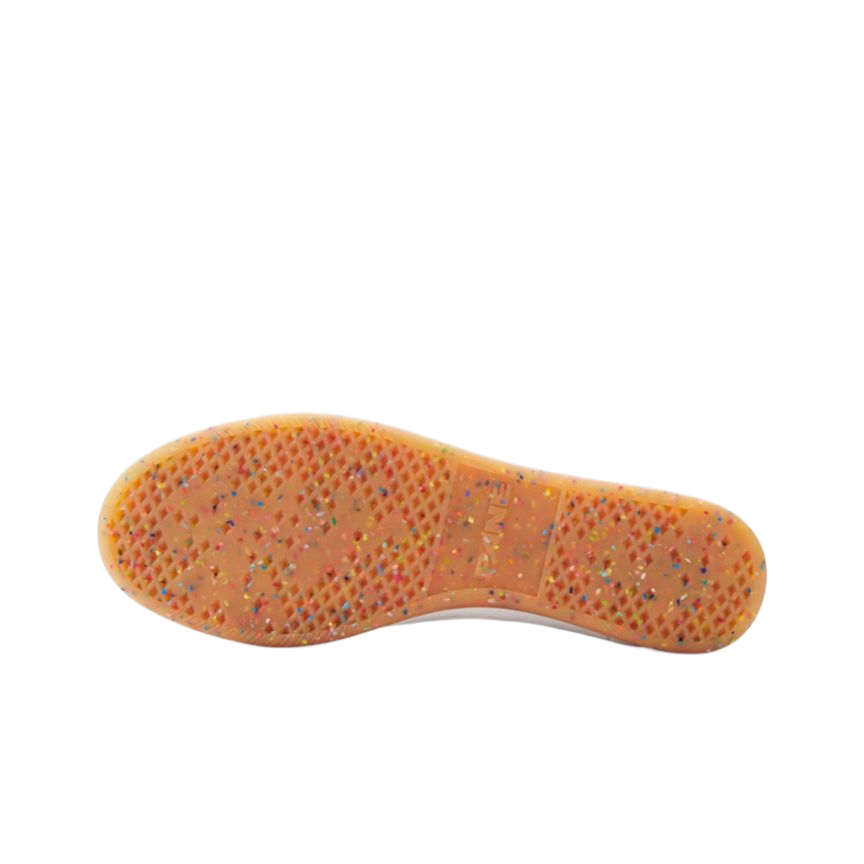 Speckled gum rubber outsole for low-top training sneakers