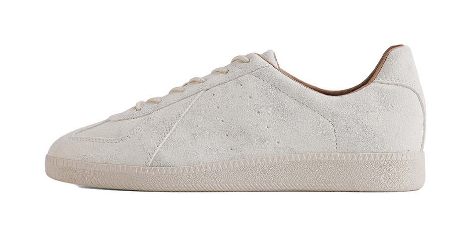 Low-top training sneakers in light white, lace-up, textured upper, gum rubber sole