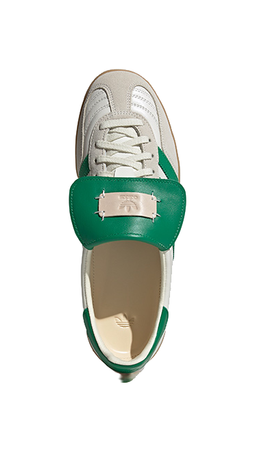 Low-top Gazelle skate shoes with green heel panel, white laces, gum sole
