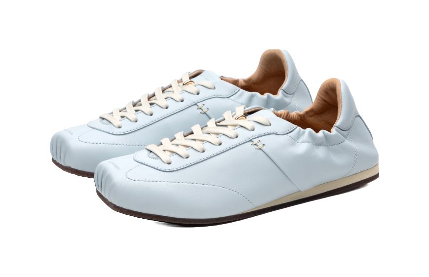 Light sky blue low-top trainers, two-shoe front angle with lace-up closure