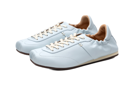 Light sky blue low-top trainers, two-shoe front angle with lace-up closure