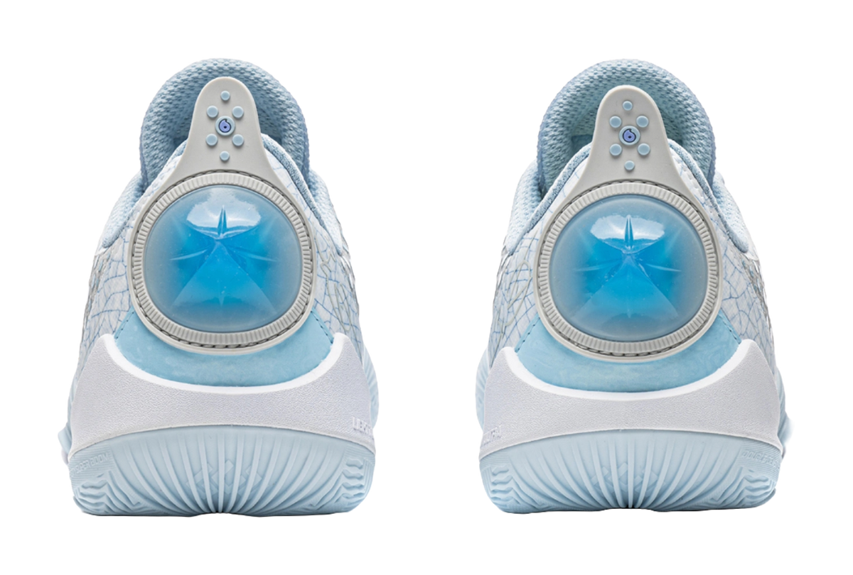 Ice blue low basketball shoes with star graphic heel and padded collar