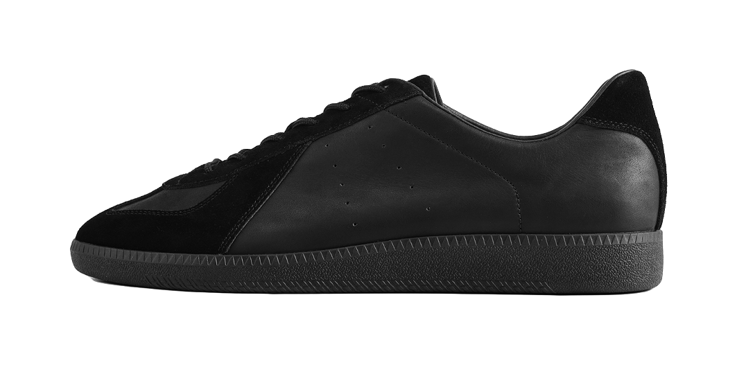 Low-top training sneakers in black leather-look, lace-up, smooth upper, black rubber sole