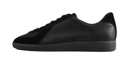 Low-top training sneakers in black leather-look, lace-up, smooth upper, black rubber sole