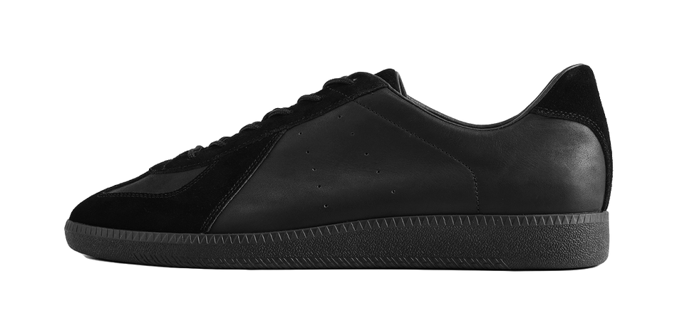 Low-top training sneakers in black leather-look, lace-up, smooth upper, black rubber sole