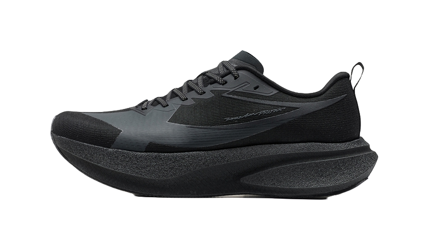 Men's low-top running shoes in black with textured knit upper and lace-up