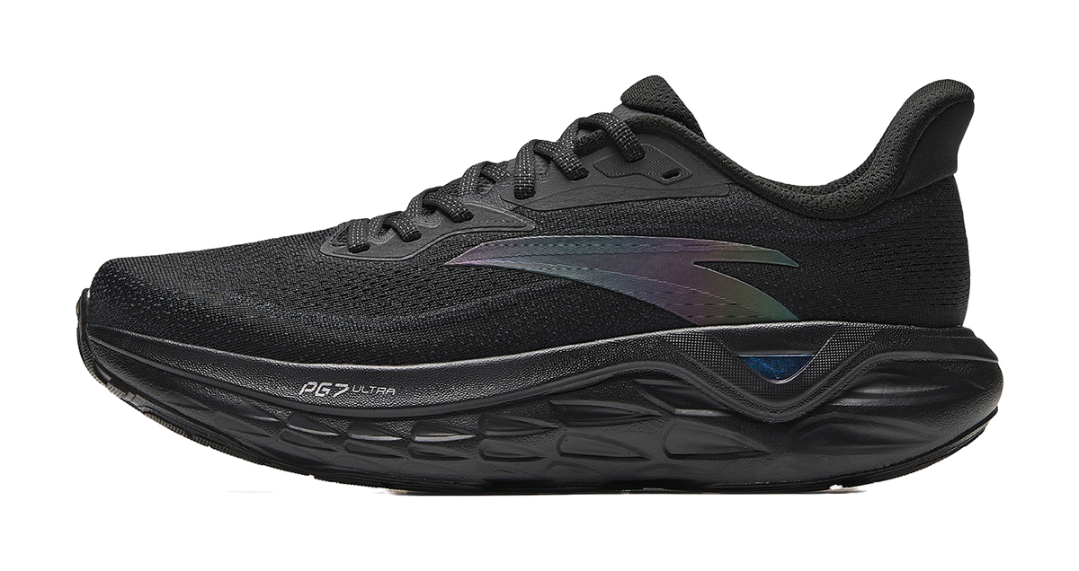 Men's low-top running shoes, black knit upper with side logo and laces