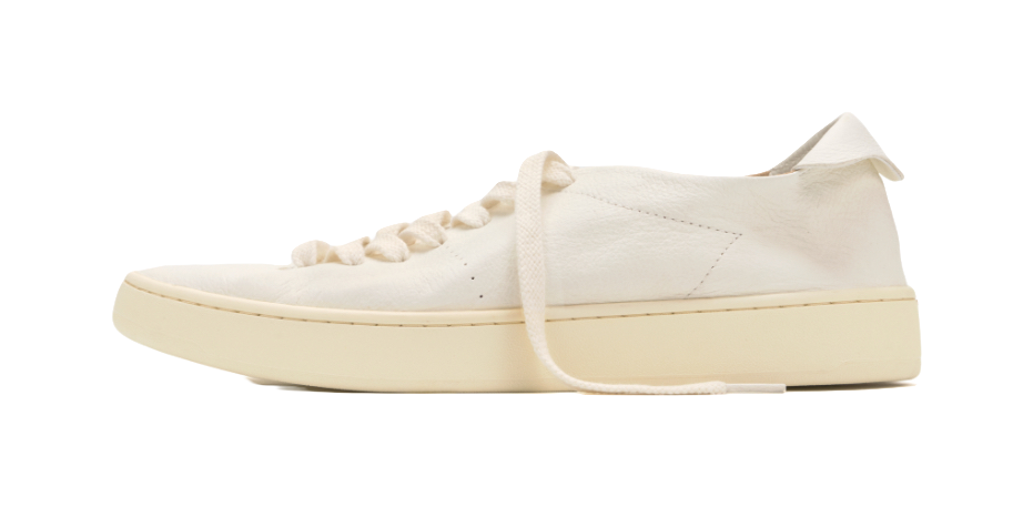 Low-top skateboard shoes in white canvas with lace-up front and side panels