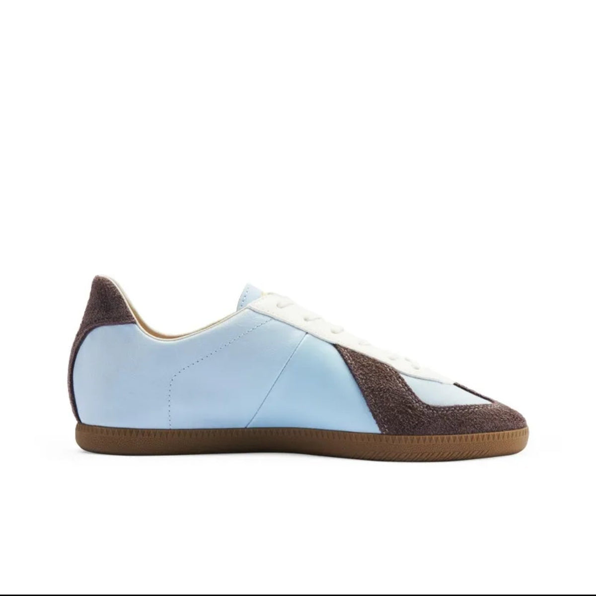 A light blue and brown low-top sneaker shown on a white background, with a black phone app interface around it. The text below the shoe reads CLOUDINE 5439.