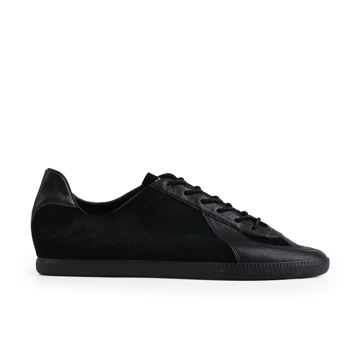 A black suede low-top sneaker shown from the side on a white background, with text below reading 'BLACK SHEEP S2272'. The photo appears to be a screenshot with black bars and phone status icons visible.