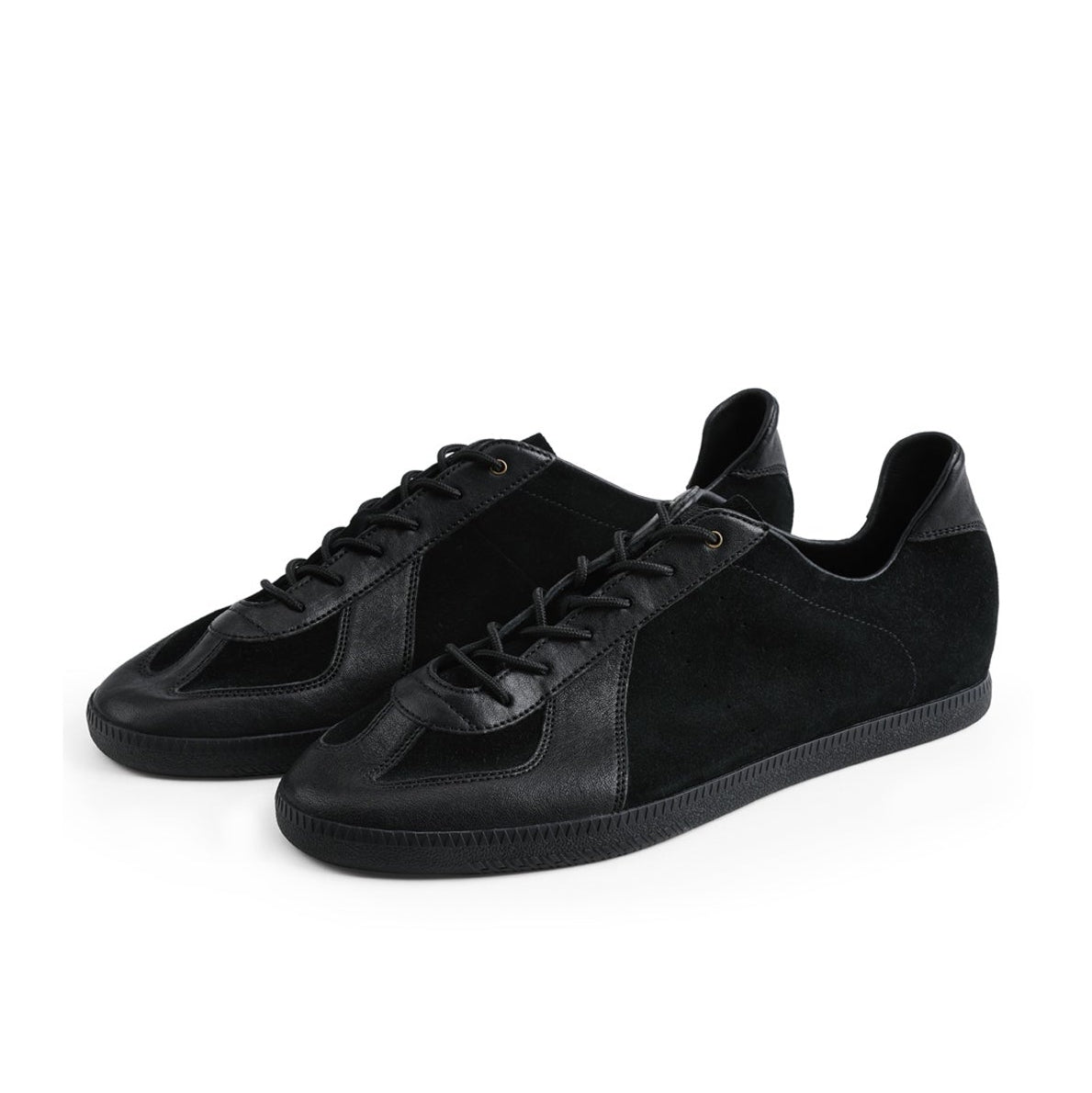 A pair of black low-top sneakers shown on a white background, with text below reading 'BLACK SHEEP S2272' and a page indicator '3 / 6'.