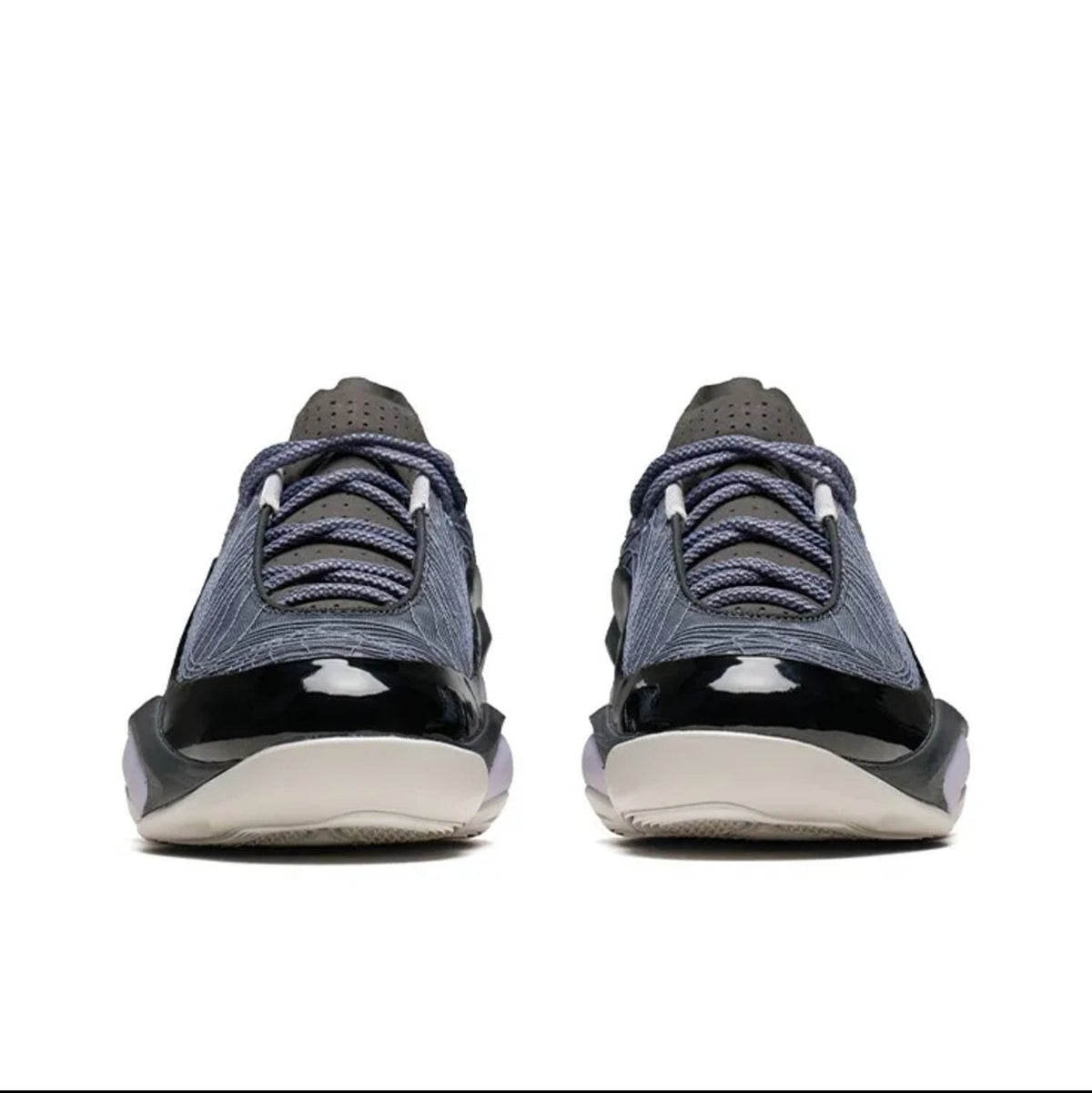 A pair of low-top sneakers shown from the front on a white background, photographed inside a phone app screenshot with black bars and Chinese interface elements.