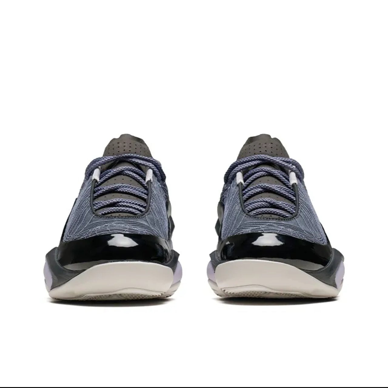 A pair of low-top sneakers shown from the front on a white background, photographed inside a phone app screenshot with black bars and Chinese interface elements.