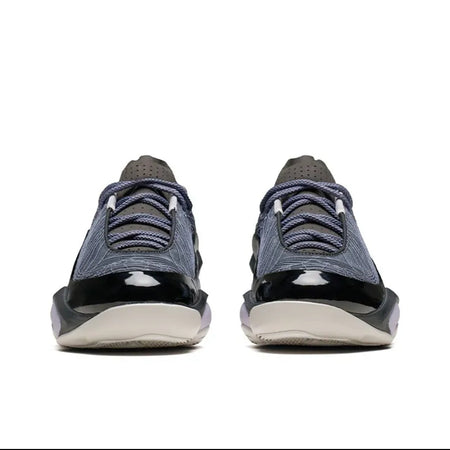 A pair of low-top sneakers shown from the front on a white background, photographed inside a phone app screenshot with black bars and Chinese interface elements.