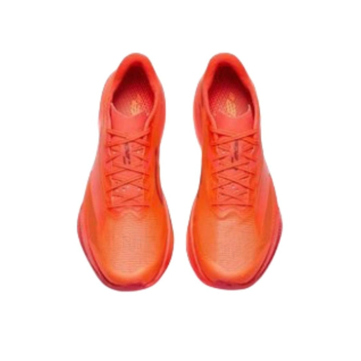 A pair of bright orange-red athletic sneakers shown from a top-down view on a white background, with a black phone screenshot border and Chinese text below.