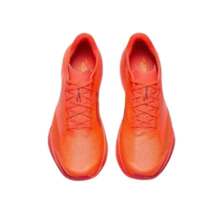 A pair of bright orange-red athletic sneakers shown from a top-down view on a white background, with a black phone screenshot border and Chinese text below.
