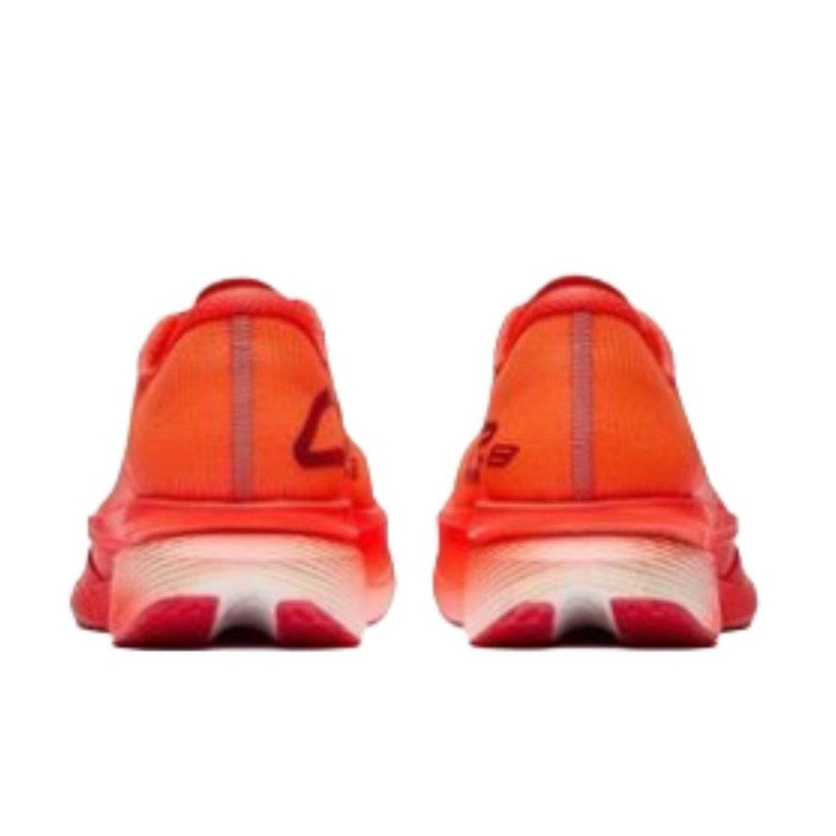 A pair of bright orange-red running shoes shown from the back on a white background, with Chinese text below and a black phone-status-bar border above.